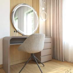 MM-Studio Projektowanie Wnętrz Marcin Martela - Toaletka z okrągłym lustrem z podświetleniem LED, beżowe krzesło na metalowej podstawie. Nad toaletką wiszą lampy w kształcie okręgów. Całość w jasnej tonacji.