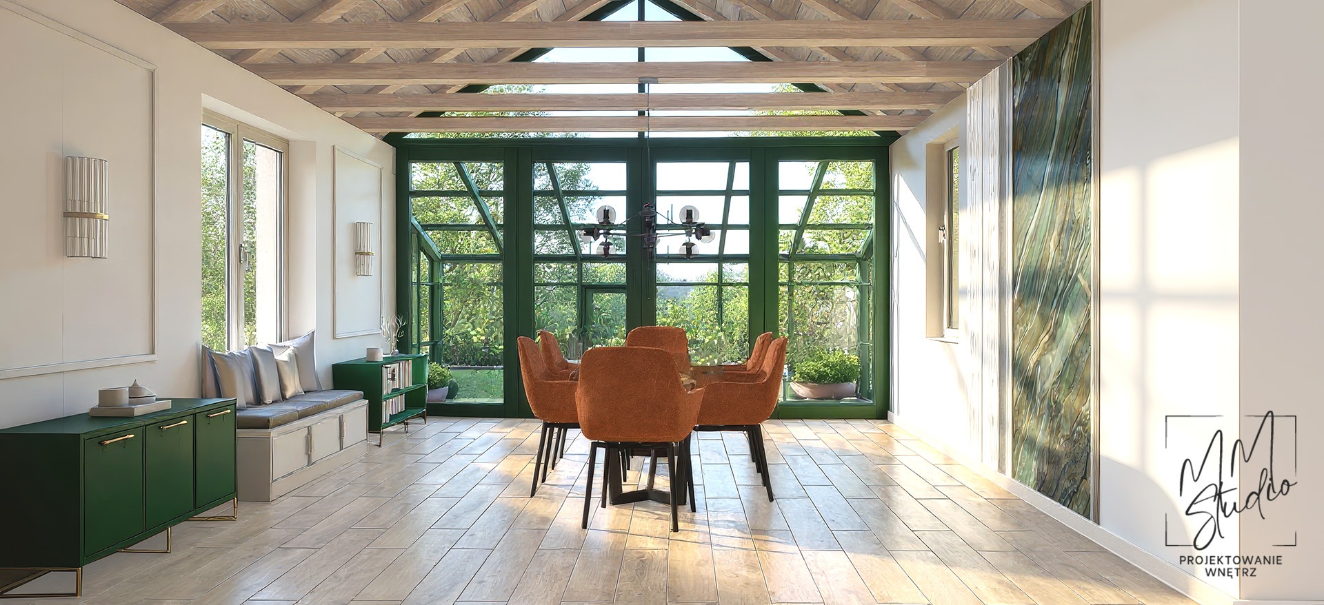 Jadalnia w stylu oranżerii: drewniany sufit, zielone ramy okien i drzwi, pomarańczowe krzesła wokół stołu. Widok na ogród przez przeszkloną ścianę.