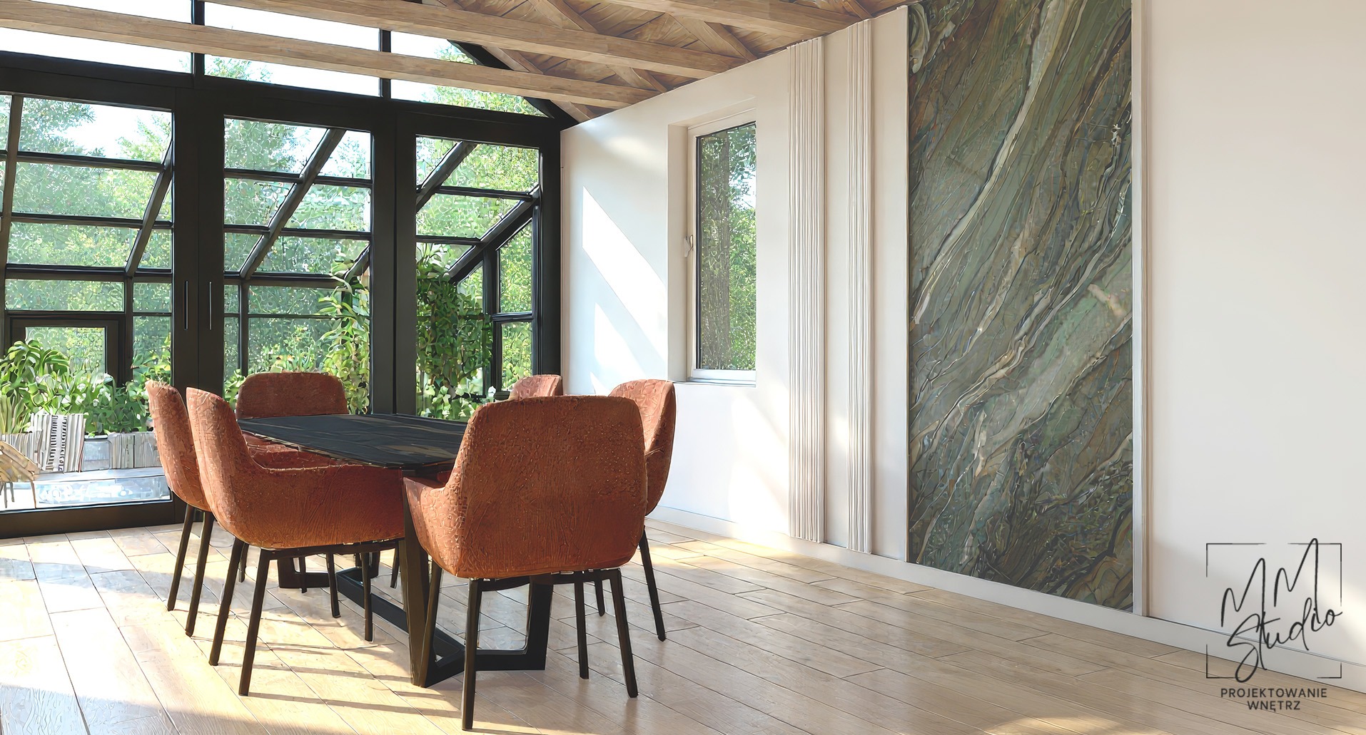 Jasna jadalnia z dużym oknem i marmurową ścianą. Pomarańczowe krzesła otaczają czarny stół na parkiecie. Widoczny fragment ogrodu za oknem i logo projektanta wnętrz.