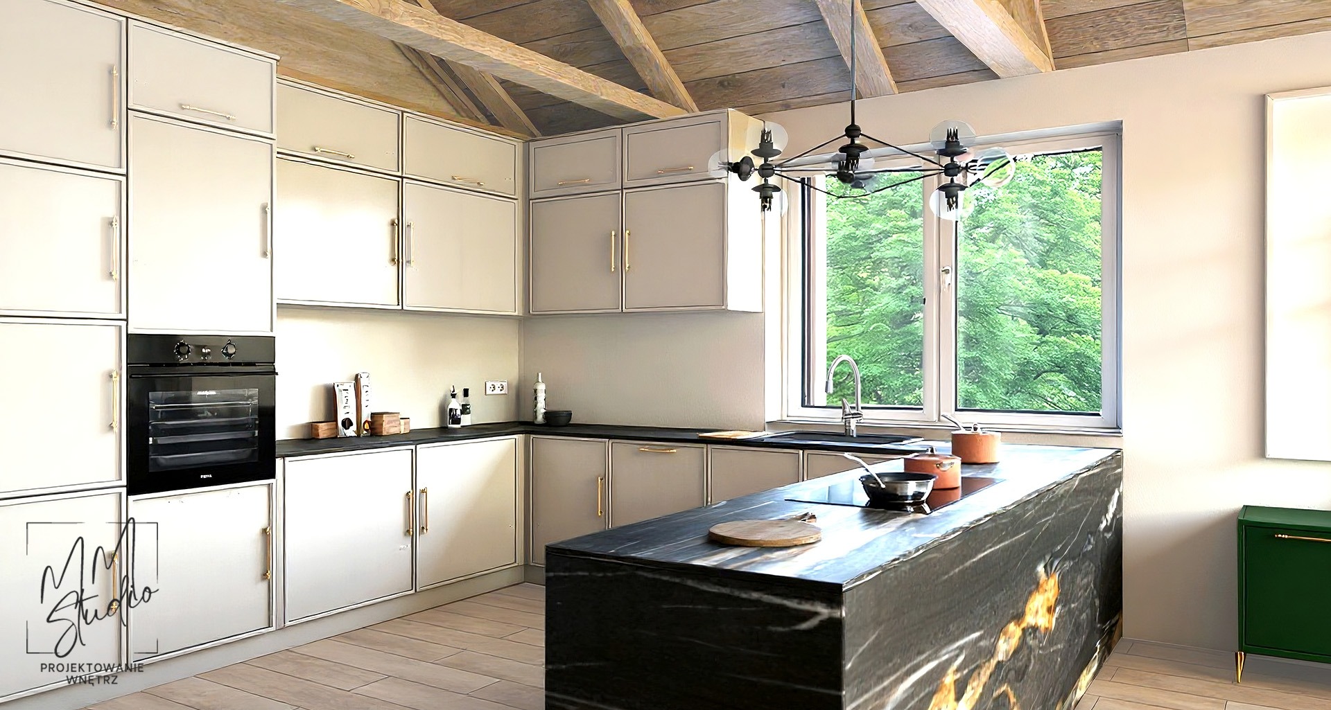 Jasna kuchnia z drewnianym stropem, wyspą z czarnego marmuru i dużym oknem z widokiem na zieleń. Minimalistyczne szafki z długimi złotymi uchwytami. Nowoczesny żyrandol.