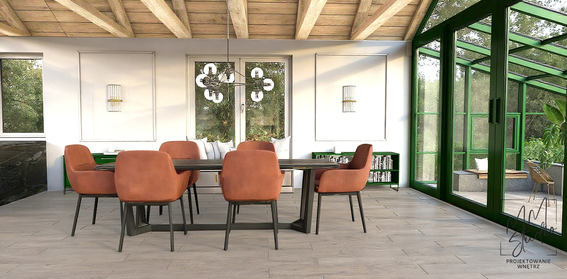 Nowoczesna jadalnia z drewnianym sufitem, pomarańczowymi krzesłami i zielonymi ramami okiennymi, wpadająca w zieleń ogrodu przez szklane ściany.