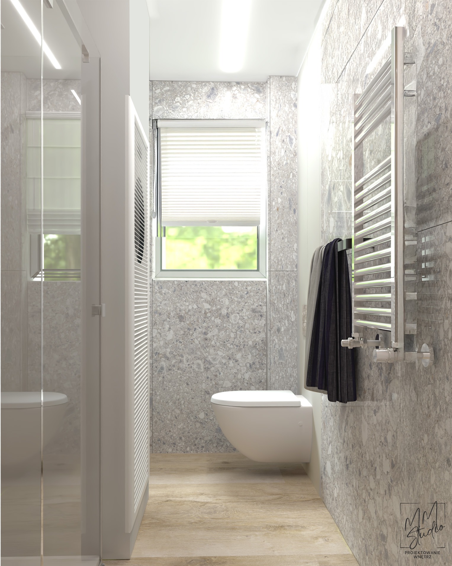 Nowoczesna łazienka z marmurowymi ścianami, drewnianą podłogą i grzejnikiem drabinkowym. Widok na toaletę i okno z żaluzjami. Minimalistyczny design i jasne oświetlenie.