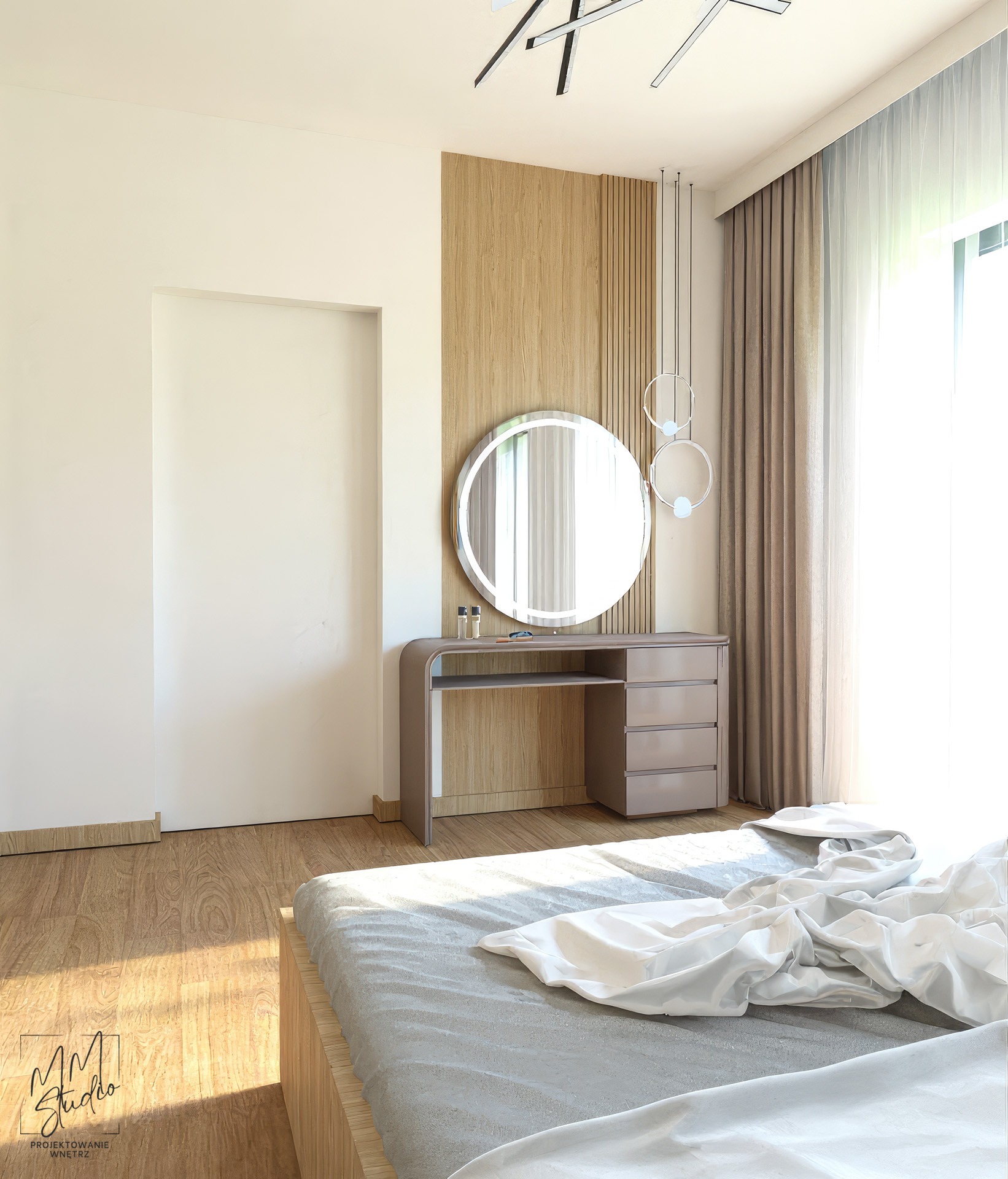 Jasna sypialnia z toaletką z podświetlanym lustrem, drewnianą ścianą i nowoczesnym oświetleniem. Widok na łóżko z pościelą i okno z zasłonami.