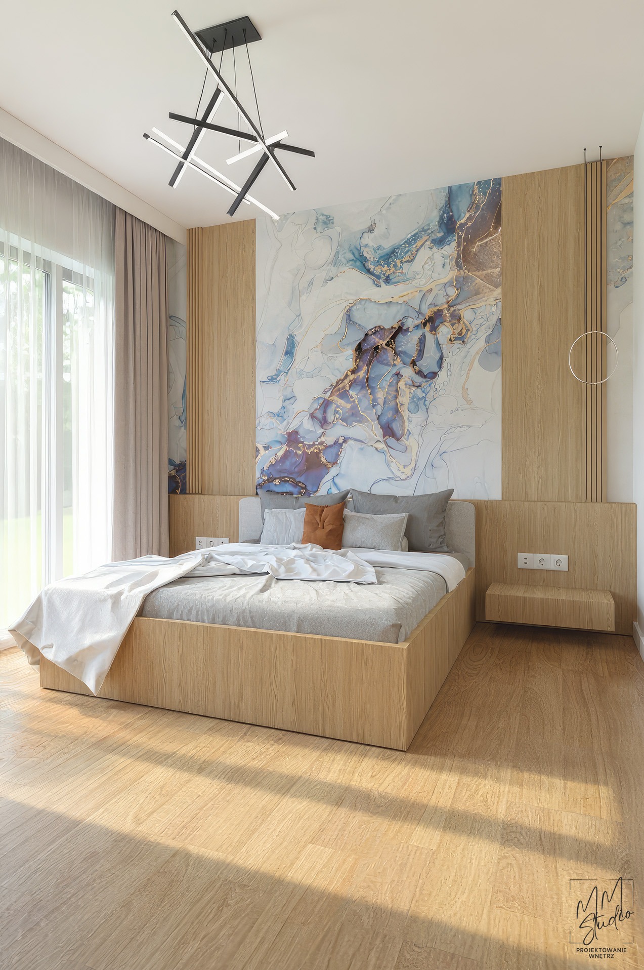 Nowoczesna sypialnia z drewnianym łóżkiem, abstrakcyjną tapetą w odcieniach błękitu i złota oraz designerską lampą. Minimalistyczny wystrój i ciepłe oświetlenie.