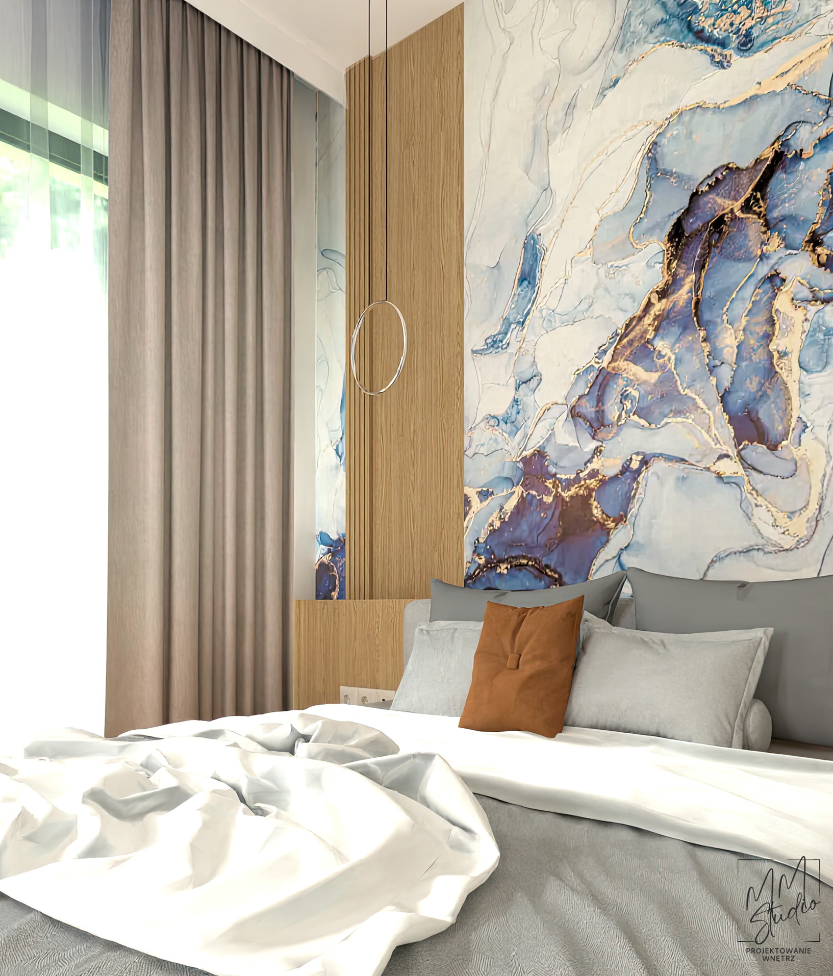 Nowoczesna sypialnia z łóżkiem w odcieniach szarości, drewnianymi panelami i abstrakcyjną tapetą w błękitach i złocie. Minimalistyczna lampa wisząca.