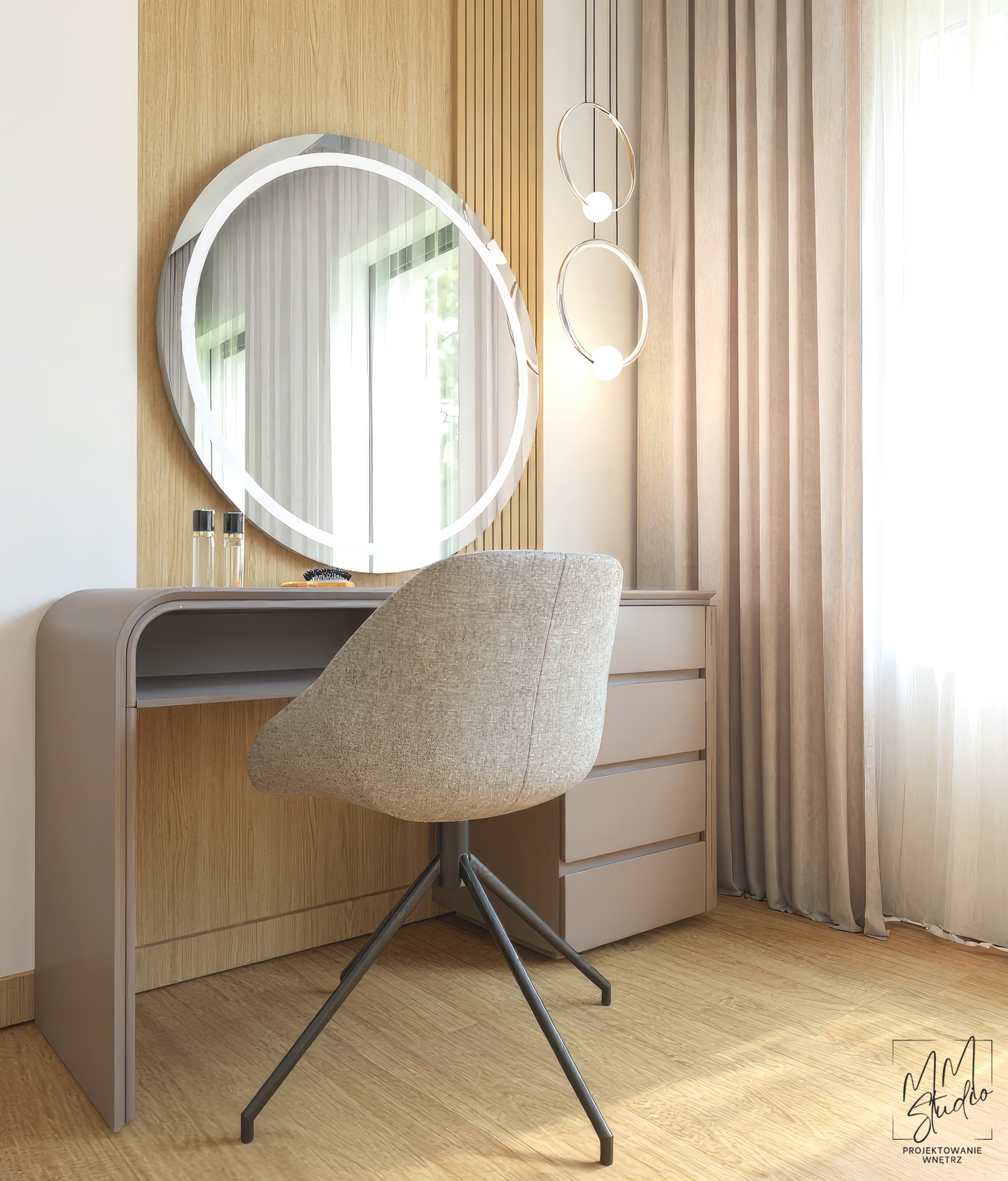 Toaletka z okrągłym lustrem z podświetleniem LED, beżowe krzesło na metalowej podstawie. Nad toaletką wiszą lampy w kształcie okręgów. Całość w jasnej tonacji.