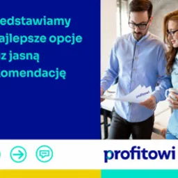 Mężczyzna w okularach i błękitnej koszuli analizuje dokumenty z logo 'profitowi', obok kobieta z kubkiem i słuchawkami na szyi, oboje w jasnym biurze.