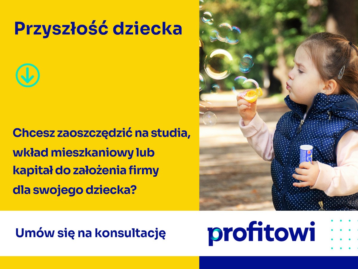 Dziewczynka w granatowej kurtce dmucha bańki mydlane na tle żółto-niebieskiego baneru reklamowego z hasłem o oszczędzaniu na przyszłość dziecka.