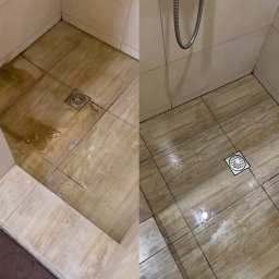 Tidy Tigers - Porównanie stanu podłogi w kabinie prysznicowej przed i po czyszczeniu, widoczne różnice w zabrudzeniach i połysku płytek.