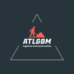 Logo firmy ATL&BM Logistics and construction z sylwetką robotnika z łopatą na tle pryzmy piachu, wpisane w geometryczny trójkąt na ciemnoszarym tle.