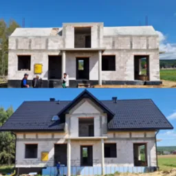 Dom w trakcie budowy z dachem i bez dachu, ukazujący postęp prac. Widoczni pracownicy i elementy konstrukcyjne. Ujęcie w słoneczny dzień.