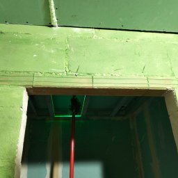 RakBud ogolno pracę remontowo budowlane. - Montaż sufitu podwieszanego w Chełmie. Widoczny laser krzyżowy, płyty gipsowe i konstrukcja metalowa. Prace wykończeniowe w trakcie realizacji.
