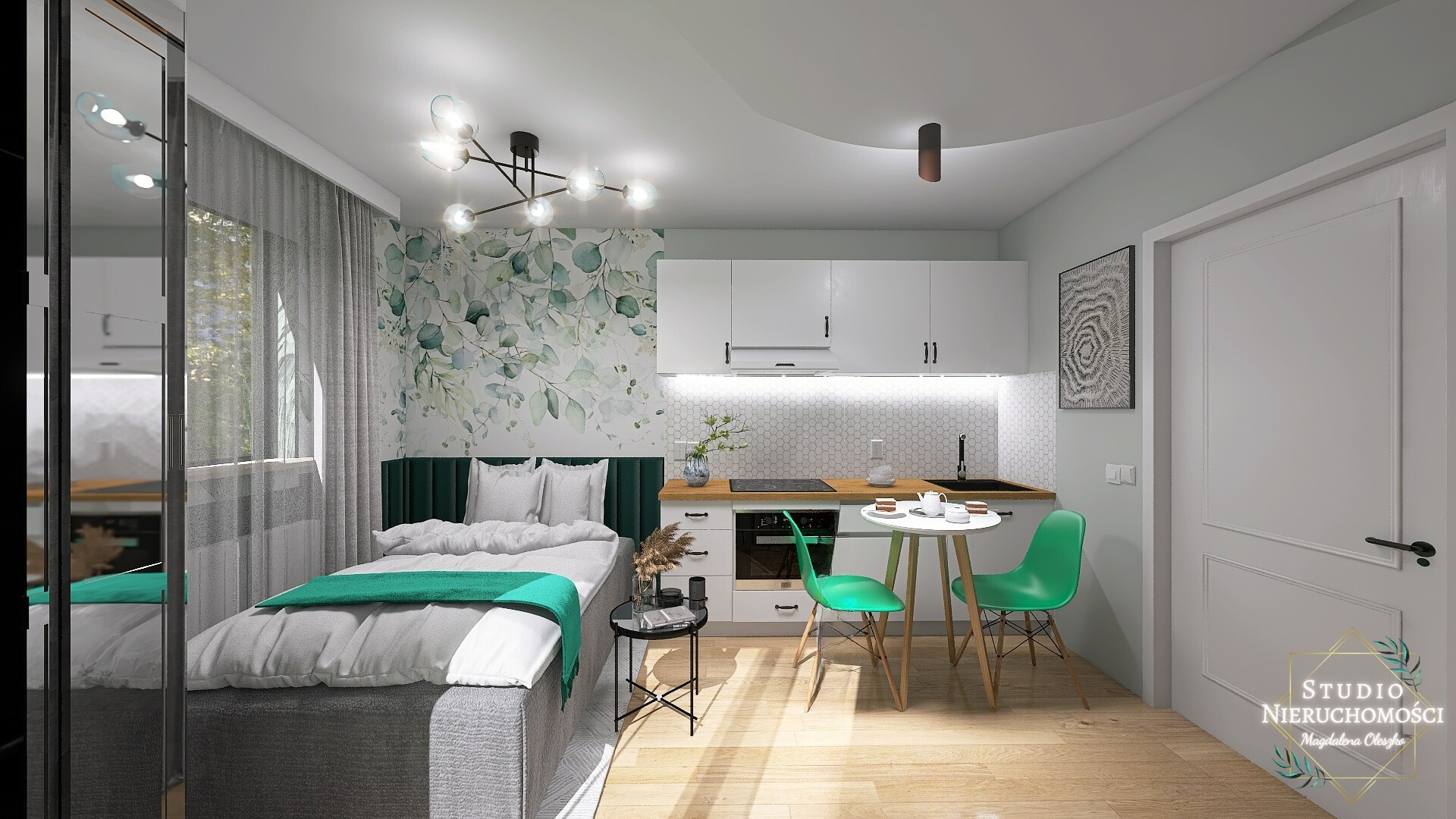 Kompaktowe studio: łóżko z zielonym akcentem, aneks kuchenny z białymi szafkami, okrągły stolik z zielonymi krzesłami, ściana z motywem liści, oświetlenie punktowe i logo studia nieruchomości.