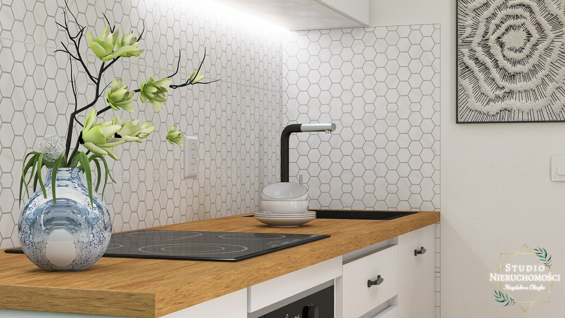 Wazon z kwiatami na blacie kuchennym z płytą indukcyjną, heksagonalne płytki na ścianie, nowoczesny kran i minimalistyczna grafika na ścianie.