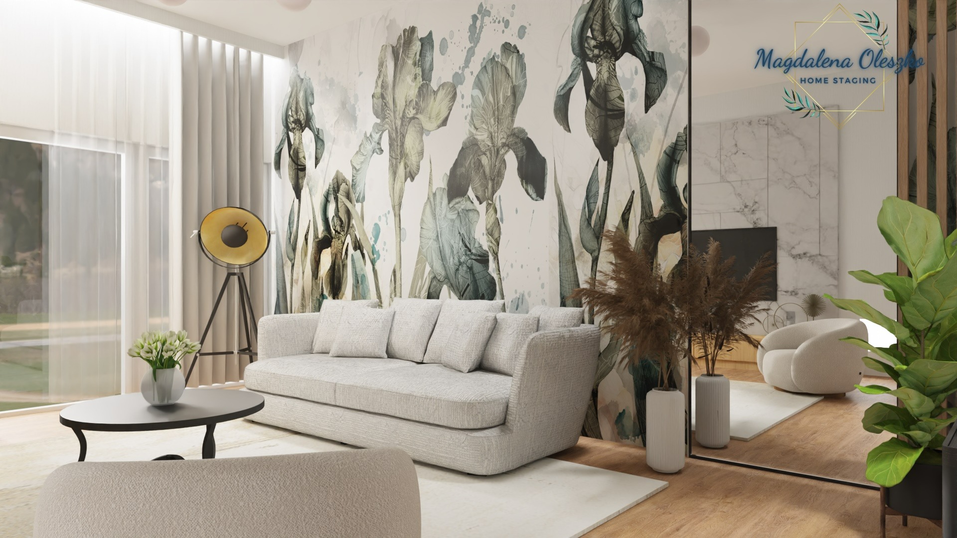 Jasny salon z sofą na tle ściany z motywem roślinnym, uzupełniony o lampę podłogową, stolik kawowy z kwiatami i lustro odbijające wnętrze z telewizorem.