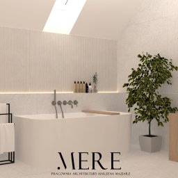 MERE Pracownia Architektury Marzena Maziarz - Minimalistyczna łazienka z wolnostojącą wanną, drewnianymi akcentami i rośliną w doniczce. Subtelne oświetlenie LED podkreśla teksturę ściany. Widoczne logo pracowni architektonicznej.