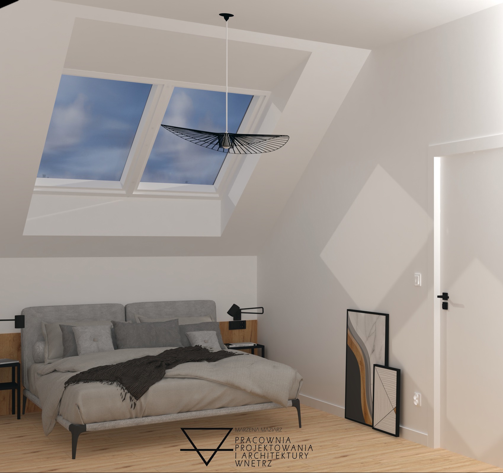Minimalistyczna sypialnia na poddaszu z łóżkiem w odcieniach szarości, oświetlona przez okno dachowe i wiszącą lampę w kształcie wachlarza, z dekoracyjnymi obrazami opartymi o ścianę i logo firmy...