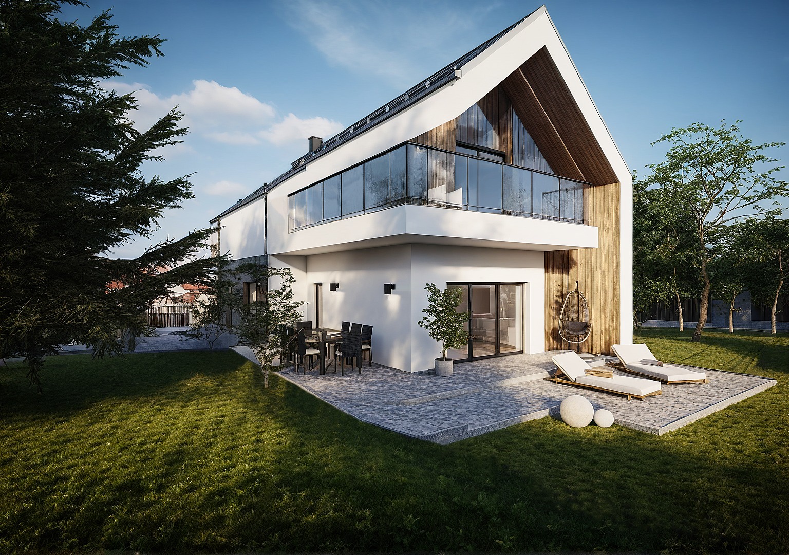 Nowoczesny dom z białymi ścianami, drewnianą elewacją i szklanym balkonem. Na tarasie leżaki i stół z krzesłami. Otoczenie: trawnik i drzewa.