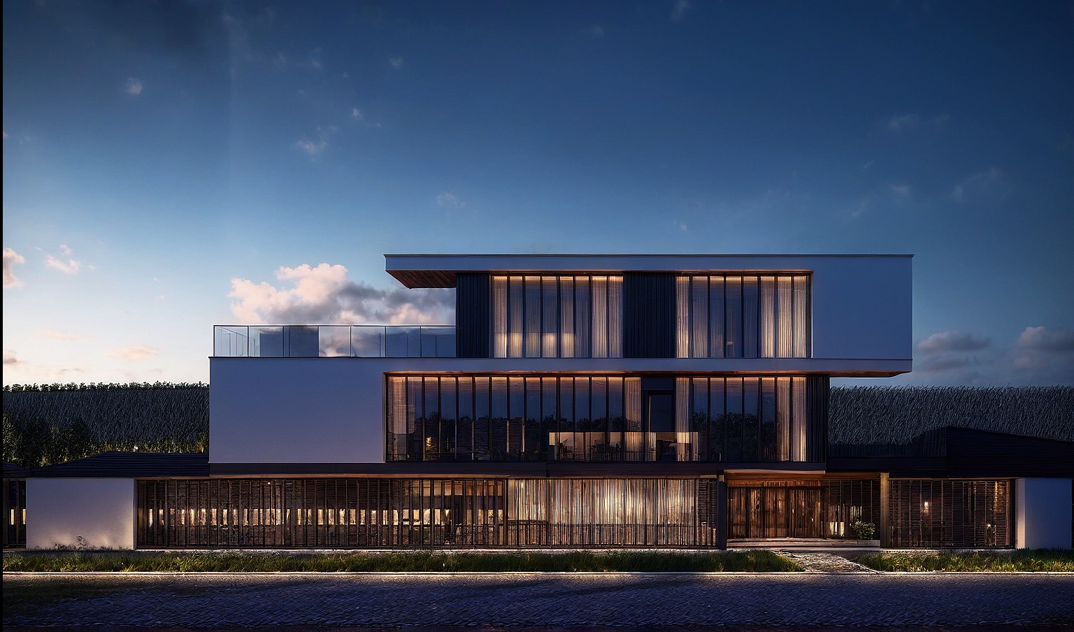 Nowoczesny, trzypiętrowy dom z płaskim dachem oświetlony wieczornym światłem. Duże okna z żaluzjami, balkon z szklaną balustradą. Minimalistyczny design, otoczenie zieleni.