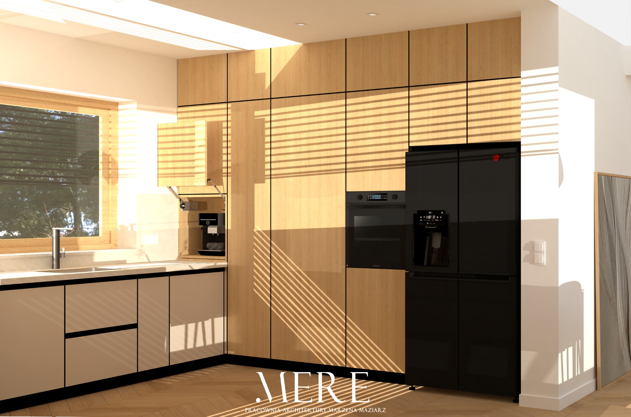 Nowoczesna kuchnia z drewnianymi frontami szafek, czarnym sprzętem AGD i parkietem. Promienie słoneczne wpadają przez okno z żaluzjami, oświetlając wnętrze.