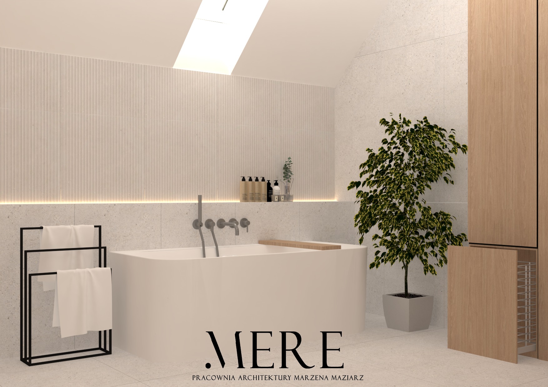 Minimalistyczna łazienka z wolnostojącą wanną, drewnianymi akcentami i rośliną w doniczce. Subtelne oświetlenie LED podkreśla teksturę ściany. Widoczne logo pracowni architektonicznej.