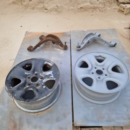 Fresz Natalia Loc - Felga i wahacz samochodowy przed i po piaskowaniu/malowaniu. Po lewej: stan skorodowany. Po prawej: element po renowacji, pokryty szarym podkładem.