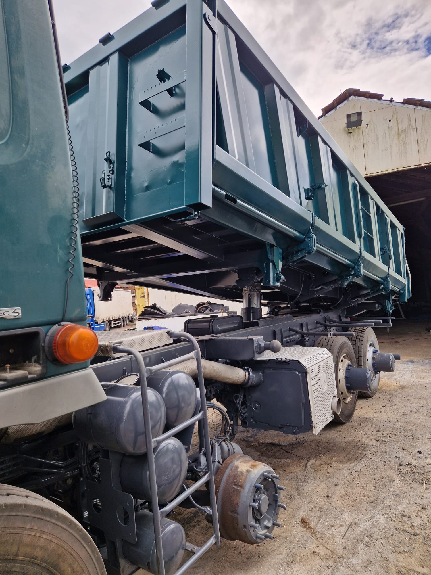 Piaskowanie oraz lakierowanie podwozia i zabudowy ciężarówki