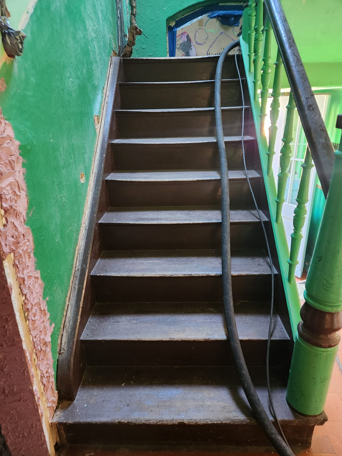 Sciąganie farby olejnej ze schodów drewnianych i klatki schodowej