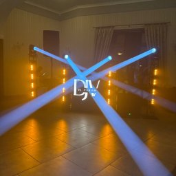 VENOM WORKS WŁADYSŁAW CHWASTEK - Scena z nagłośnieniem DJ Venom, oświetlona niebieskimi i pomarańczowymi reflektorami, tworzącymi efektowny pokaz świetlny na parkiecie.