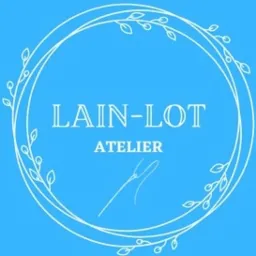 Logo atelier odzieżowego Lain-Lot w kolorze białym na błękitnym tle, przedstawiające nazwę firmy, słowo Atelier i igłę w okręgu z liści.