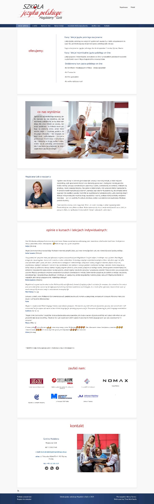 Fragment strony internetowej szkoły języka polskiego z wizerunkiem nauczycielek i uczennic w trakcie zajęć z podręcznikiem.