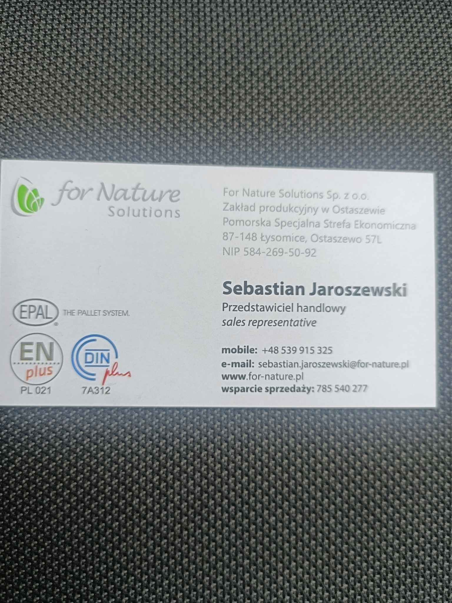 Wizytówka firmy For Nature Solutions z logo, adresem zakładu produkcyjnego w Ostaszewie, numerem NIP, danymi kontaktowymi przedstawiciela handlowego Sebastiana Jaroszewskiego oraz certyfikatami...