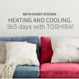 Stylowe wnętrze z dwukolorową kanapą (niebieska i różowa) z poduszkami, lampą na stoliku, lornetką wiszącą na ścianie i rośliną doniczkową, promujące ogrzewanie i chłodzenie Toshiba.