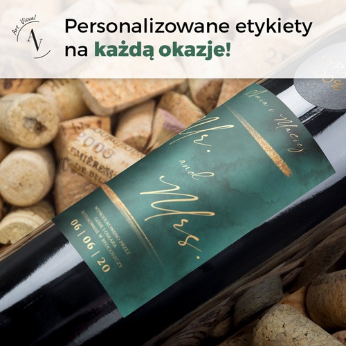 Butelka wina z zielono-złotą, spersonalizowaną etykietą na tle korków. Etykieta z napisem 'Mr. and Mrs.' i datą 06/06/20.