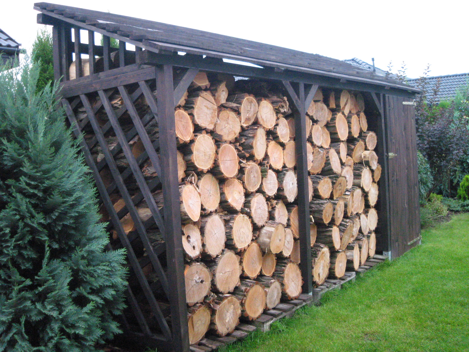 Zakładanie ogrodów oraz budowa altanek, drewutni i domków letniskowych