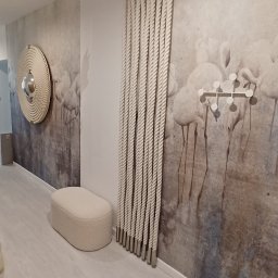 Usługi ogólnobudowlane Dariusz Perlikiewicz - Nowoczesny przedpokój z tapetą w motywy ptaków, dekoracyjnym lustrem z liny, pufą i pionową ozdobą ze sznurów na metalowej konstrukcji.