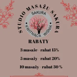 Grafika reklamowa studia masażu Sakura: kwitnąca wiśnia w logo, oferta rabatowa na pakiety masaży (3, 5, 10) na beżowym tle z motywem kwiatowym.