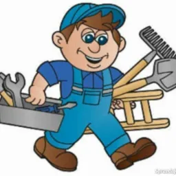 Karykaturalny wizerunek uśmiechniętego mężczyzny w niebieskim kombinezonie i czapce, niosącego skrzynkę z narzędziami, łopatę, grabie i małą drabinkę.