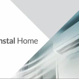 Biały klimatyzator ścienny z widocznym strumieniem powietrza, logo firmy Instal Home w lewym górnym rogu.