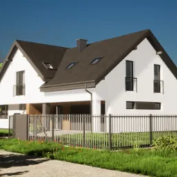 Wizualizacja nowoczesnego, dwukondygnacyjnego domu z ciemnobrązowym dachem i białymi ścianami, otoczonego metalowym ogrodzeniem i zielenią, z szarym samochodem zaparkowanym na podjeździe.