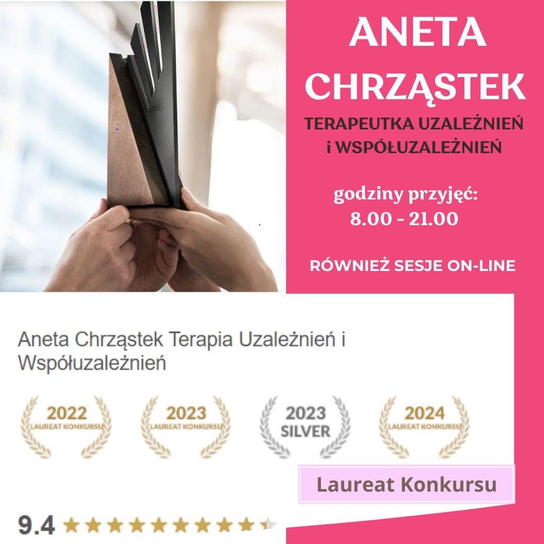 Plakat informacyjny: Aneta Chrząstek, terapeutka uzależnień i współuzależnień, godziny przyjęć, sesje online, laureatka konkursów. Ręce wieszają plakat.