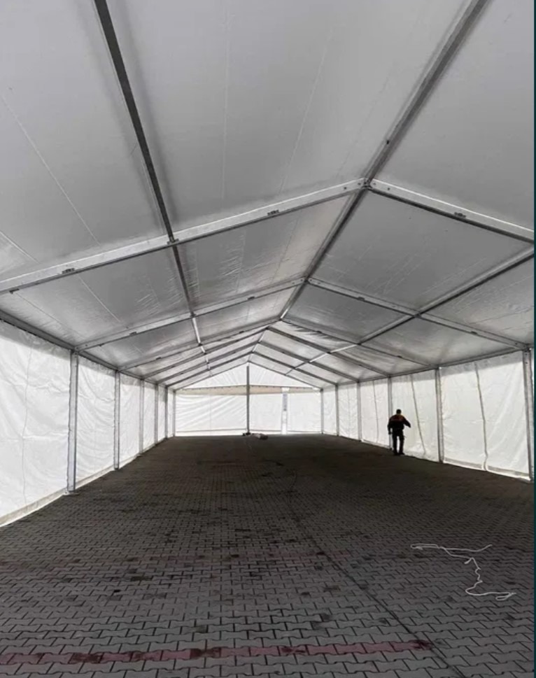 Hala namiotowa szerokość 10m, długość od 5m do 40m. Wysokość boku 3m.