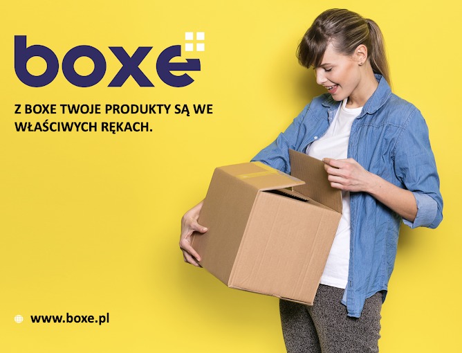 Uśmiechnięta kobieta otwiera kartonowe pudełko na żółtym tle z logo 'boxe' i hasłem o bezpiecznym transporcie produktów. Widoczny adres strony internetowej.
