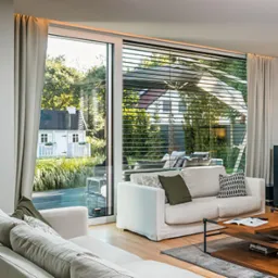 Drzwi tarasowe FEN 82 HST i żaluzje fasadowe sterowane ze smartfona z aplikacji myKRISPOL