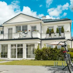 Komplet stolarki w kolorze białym ze szprosami. Okna i drzwi tarasowe FEN 92, drzwi SOLANO, brama garażowa