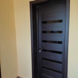 LEPARD - Zmiana rozmiaru otworu na drzwi; Montaż drzwi i montaż zamków do drzwi.