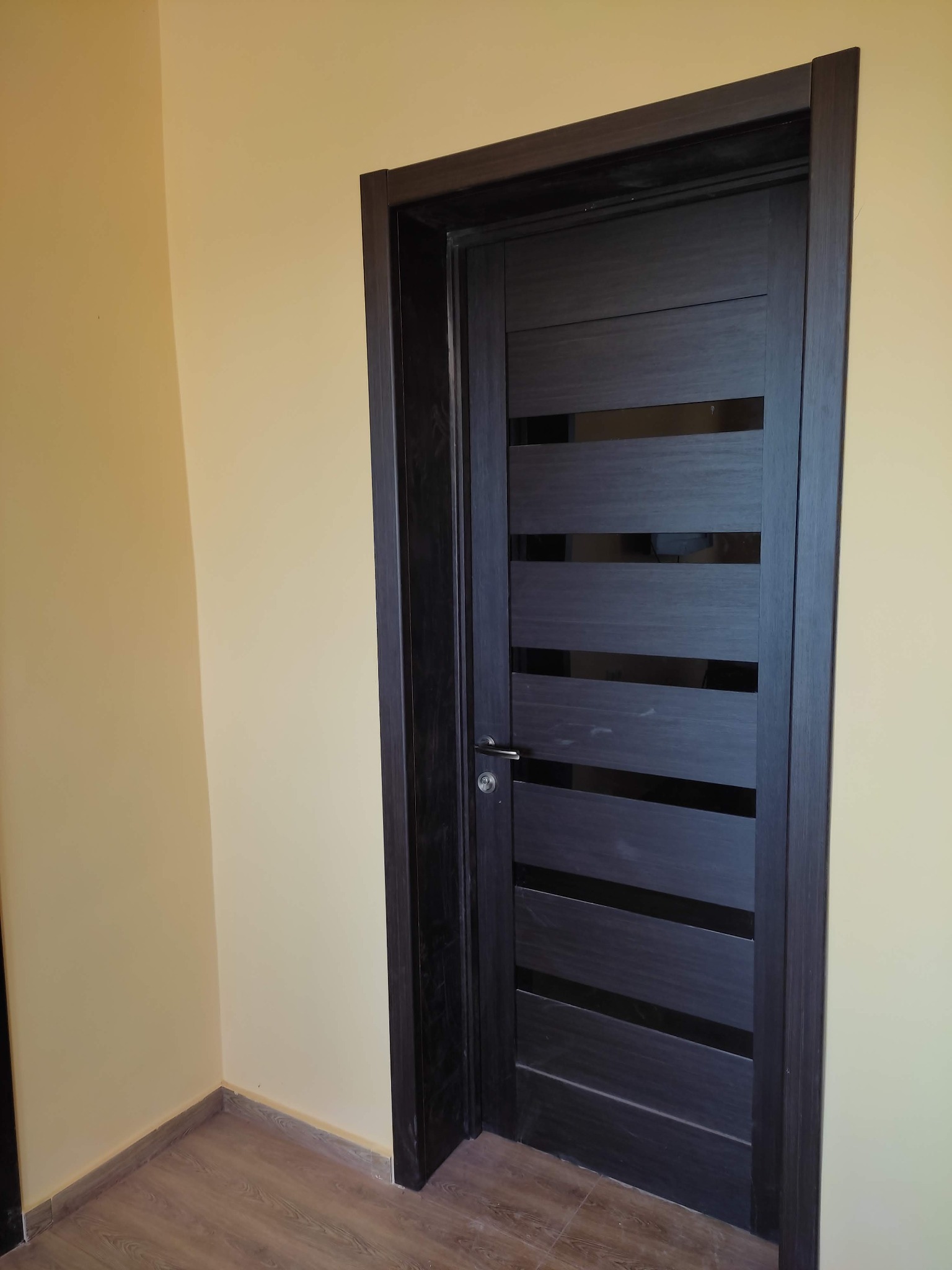 Zmiana rozmiaru otworu na drzwi; Montaż drzwi i montaż zamków do drzwi.