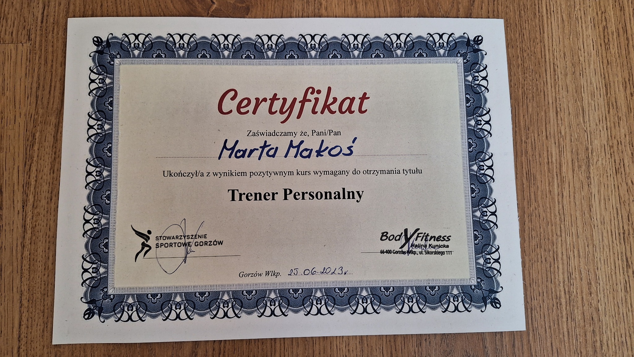 Certyfikat ukończenia kursu na trenera personalnego dla Marty Makoś, wydany przez Stowarzyszenie Sportowe Gorzów i Body Fitness Halina Kunicka, data wystawienia 25.06.2023.
