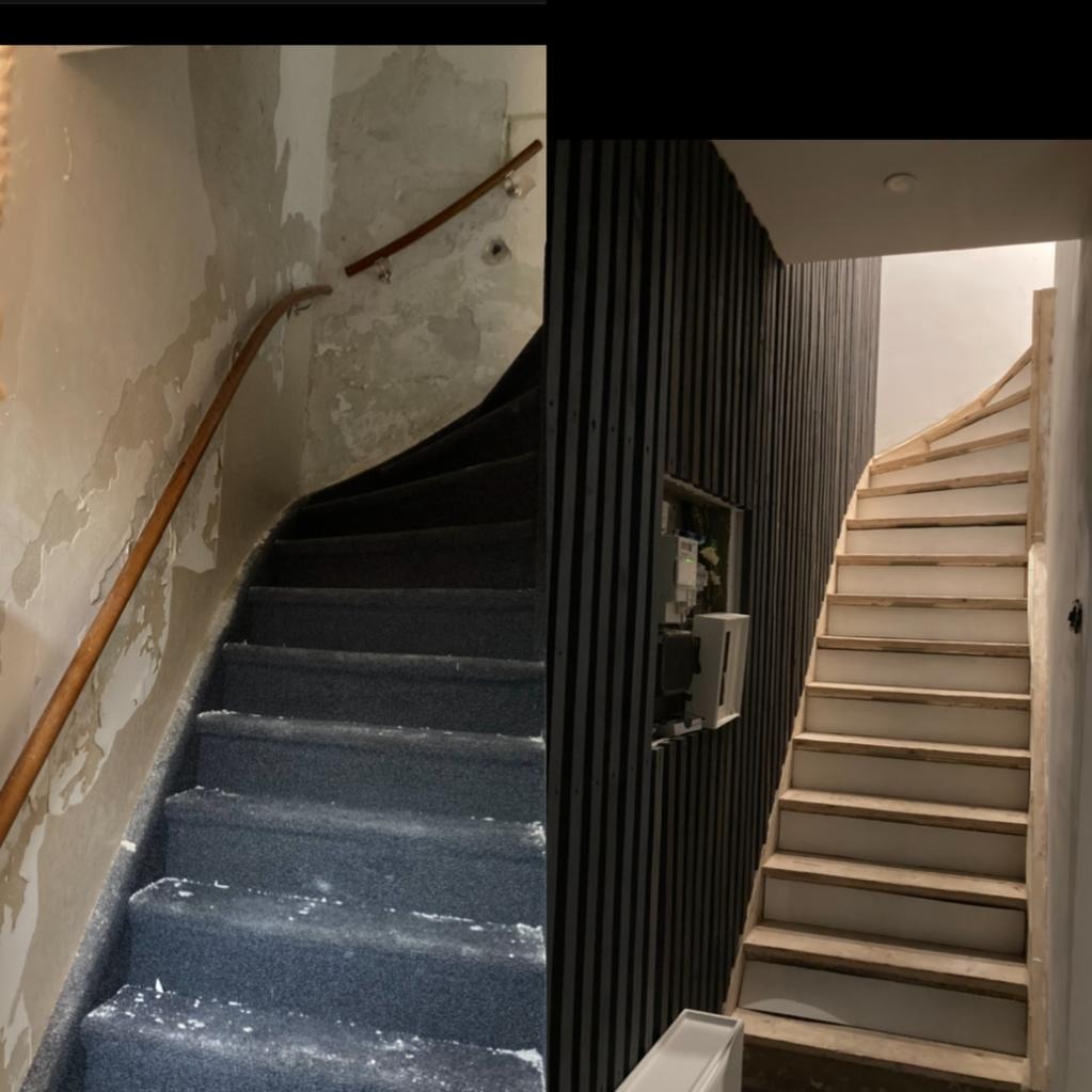 Porównanie stanu schodów przed i po renowacji: po lewej schody z ciemną wykładziną i obdrapaną ścianą, po prawej odnowione schody z drewnianymi stopniami i ścianą z pionowych, ciemnych paneli.
