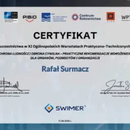 Certyfikat uczestnictwa w warsztatach praktyczno-technicznych Ochrony Ludności i Obrony Cywilnej dla Rafała Surmacza, sygnowany przez dyrektora NATO DEEP eAcademy.